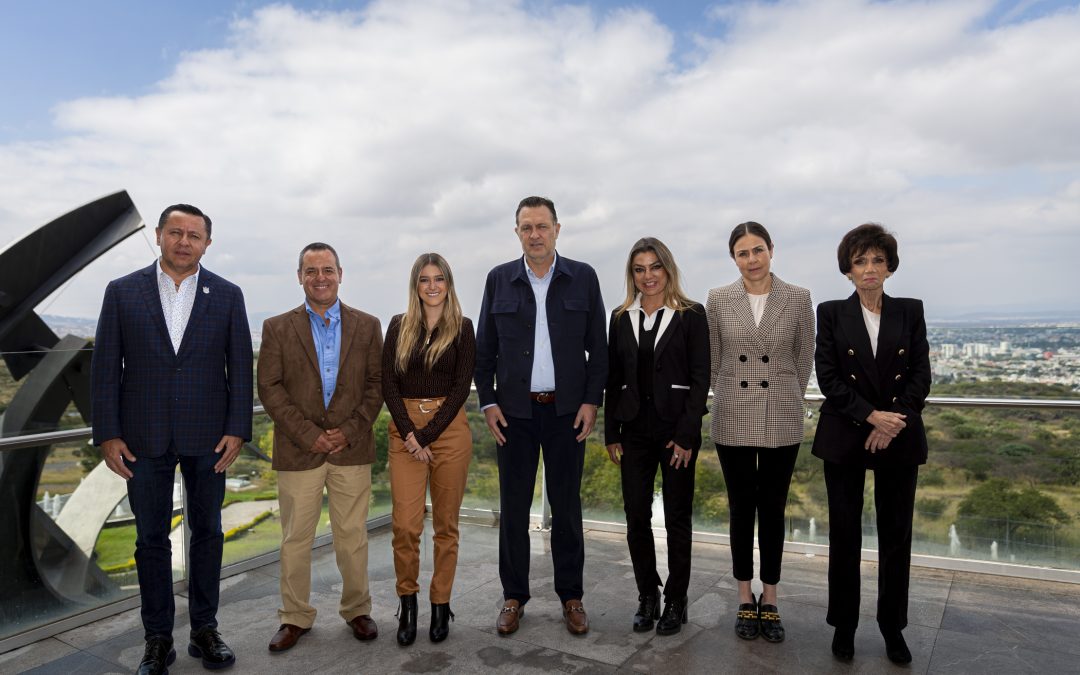 Presenta Mauricio Kuri a la Reina de la Navidad 2023