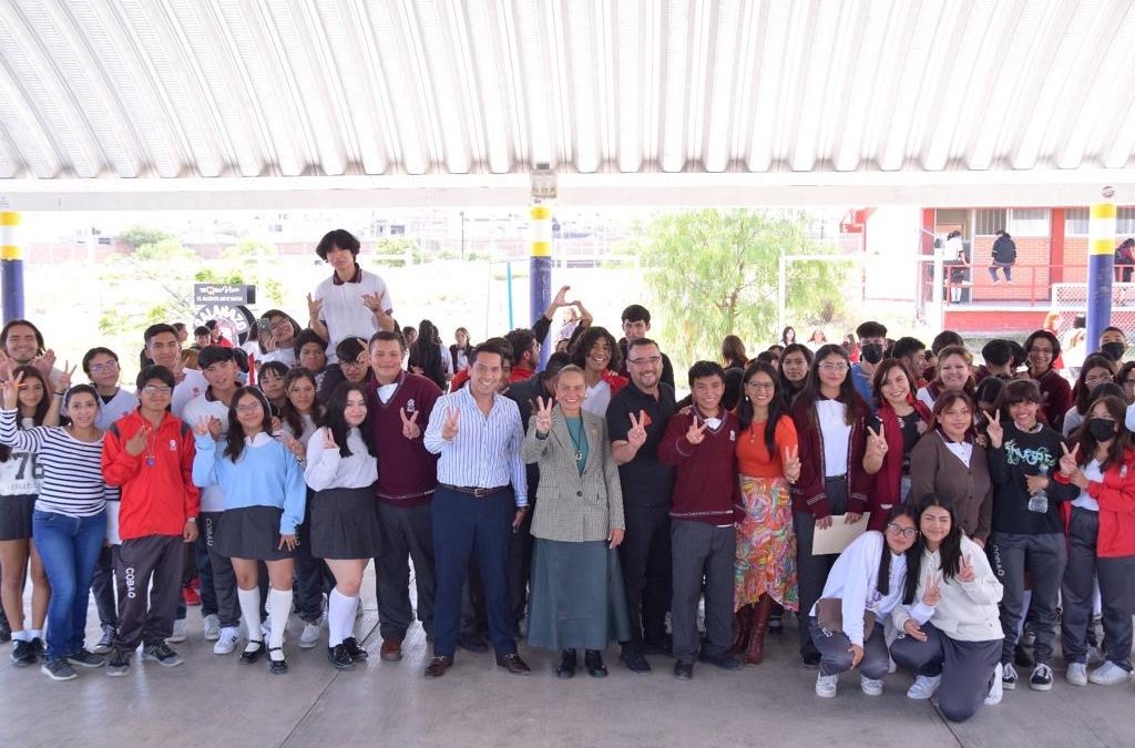 Unen esfuerzos IQM y COBAQ a favor de las estudiantes