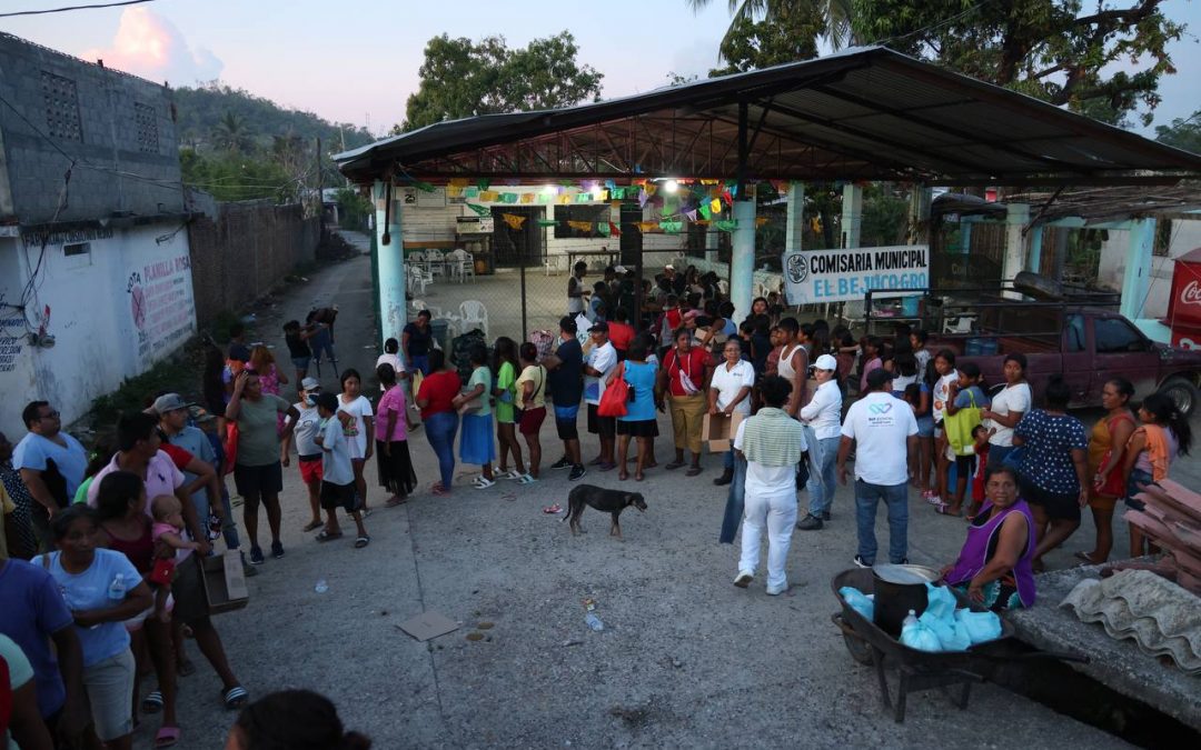 Entrega SEDIF Querétaro víveres a población de Guerrero