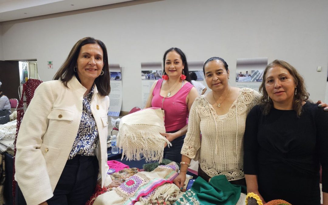 Promueven la artesanía textil queretana con Pasarela de rebozos, Zēmi