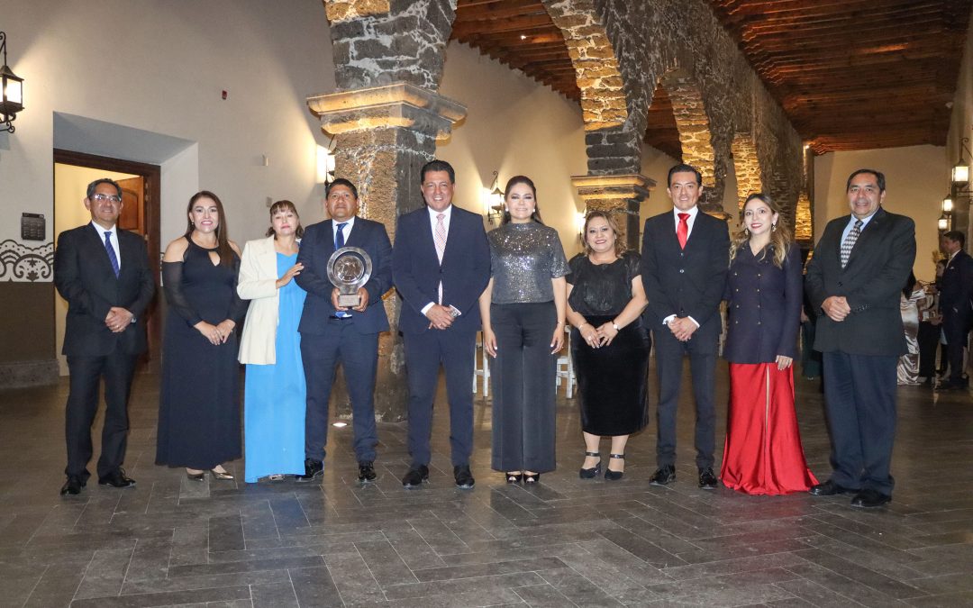 Docente de UTSJR recibe galardón al Mérito Académico 2023