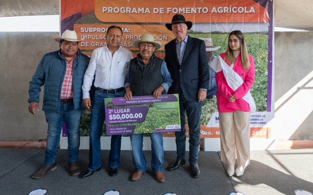 Enrique Vega encabezó la premiación del “Concurso de Alta Productividad de Maíz y Frijol 2023”