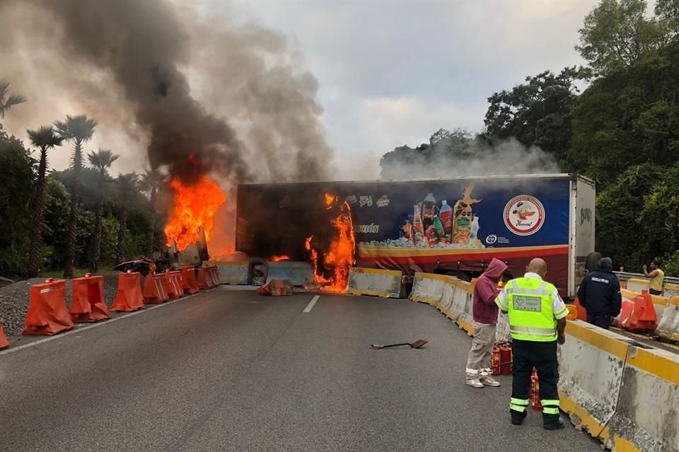 Incendio de tráiler en la autopista México-Cuernavaca provoca cierre en ambos sentidos