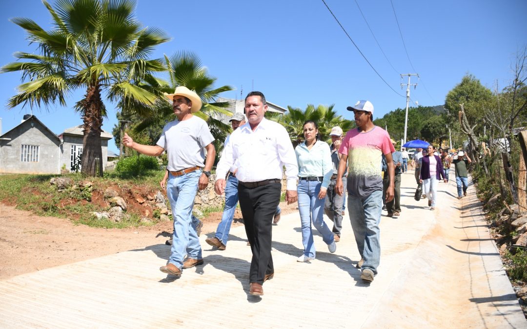 Entrega Efraín Muñoz Cosme obras en Soledad de Guadalupe y Carrizal de los Duran