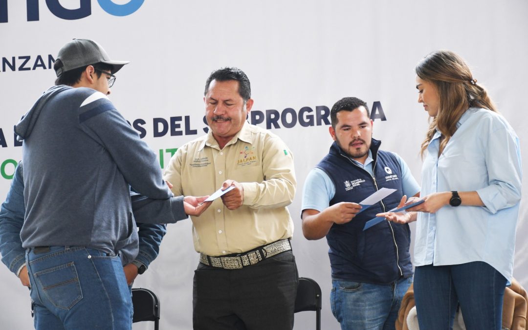 Entrega Efrain Muñoz becas escolares