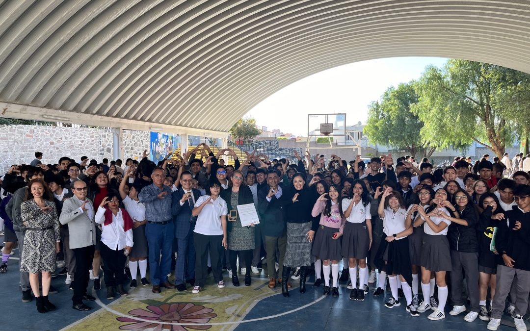 Reconocen a docente de CECyTEQ