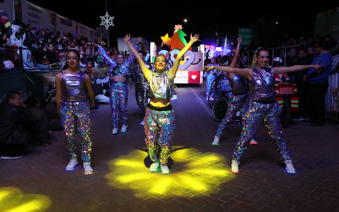 Asisten Mauricio Kuri y Car Herrera al Desfile Navideño en Corregidora