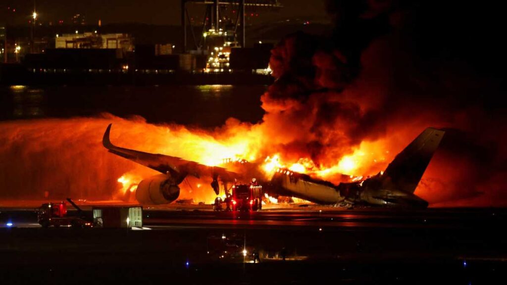 Colisión de aviones deja 5 fallecidos en aeropuerto de Tokio, Japón