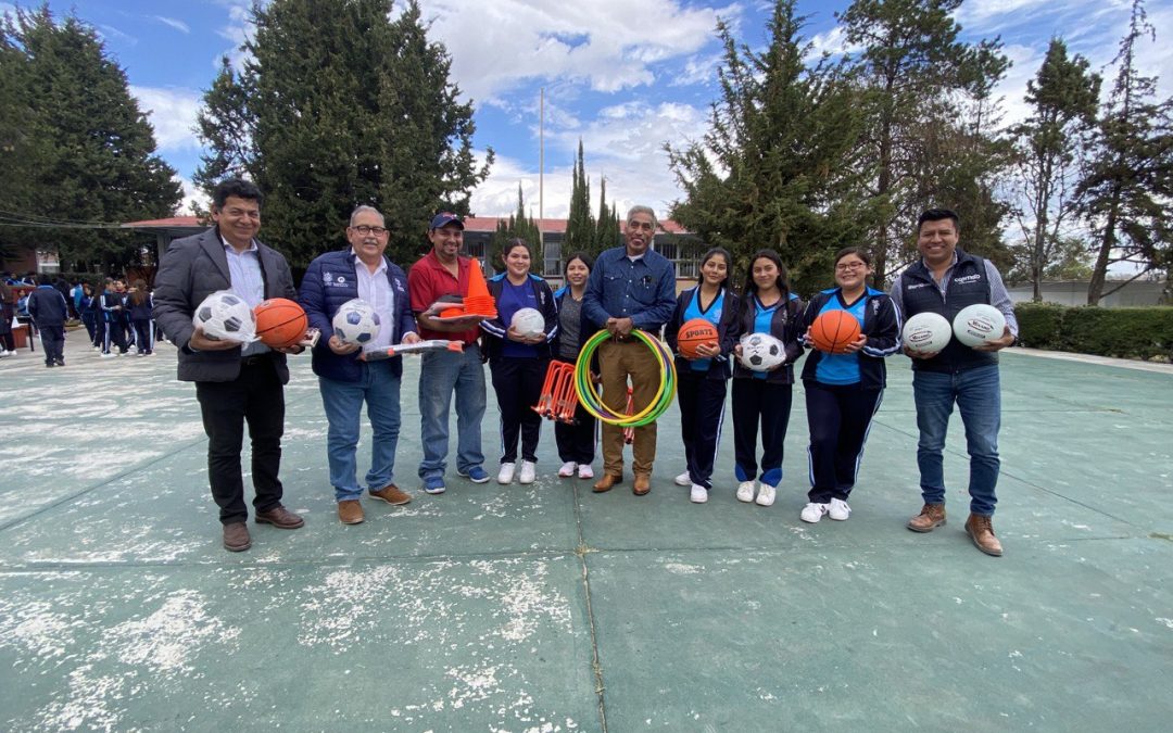 Entrega titular del IFEQ techumbre en Huimilpan
