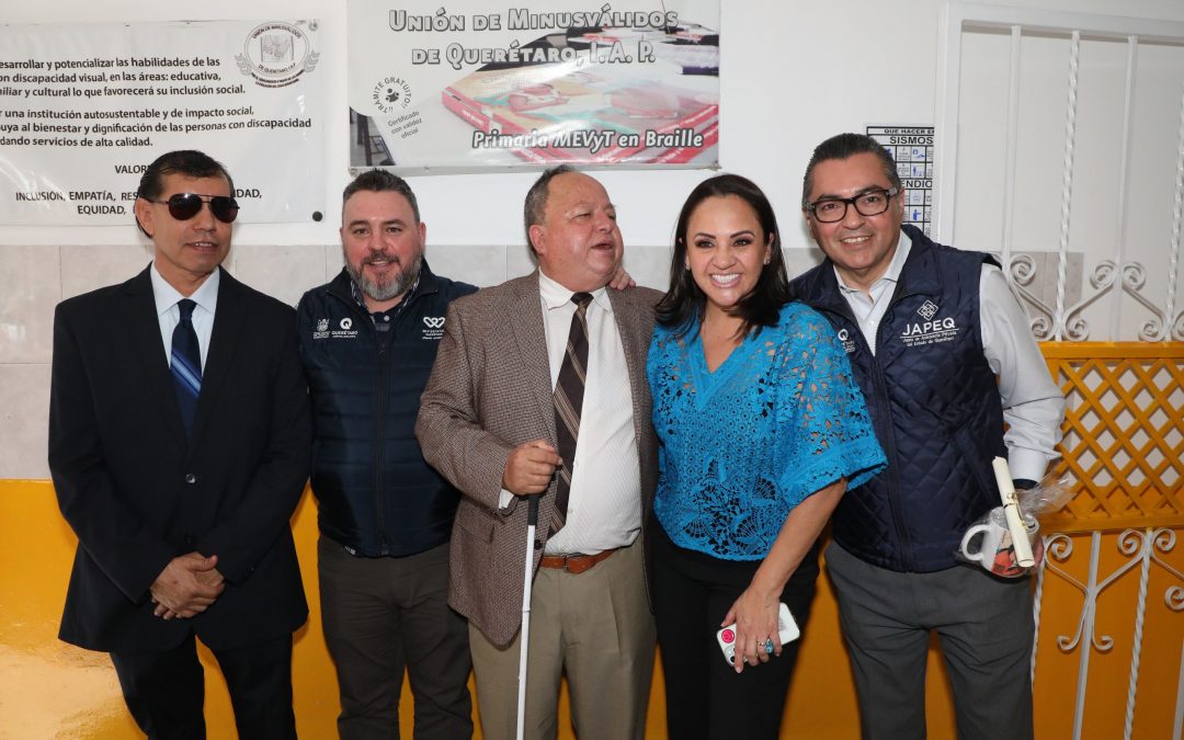 Autoridades del SEDIF entregaron constancias de estudios en la Escuela para Ciegos y Baja Visión