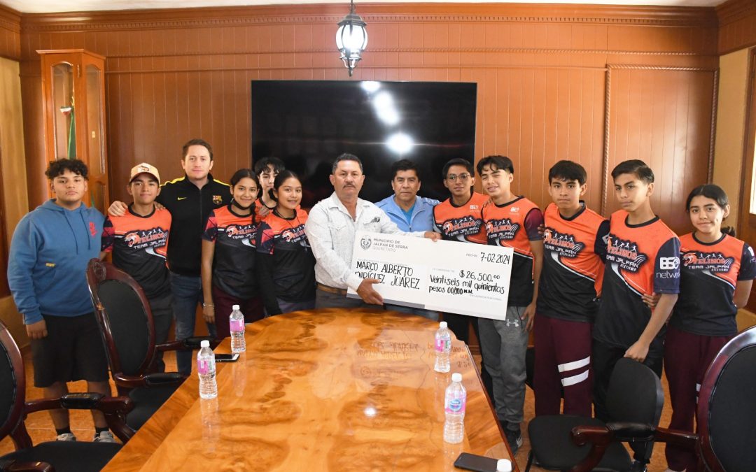 Apoya Payin muñoz con cheque simbólico a equipo de Atletismo Felinos Team