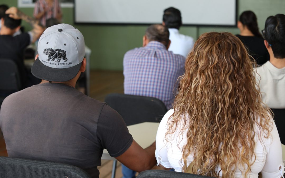 Fortalecer el tejido social es la meta de la escuela para padres