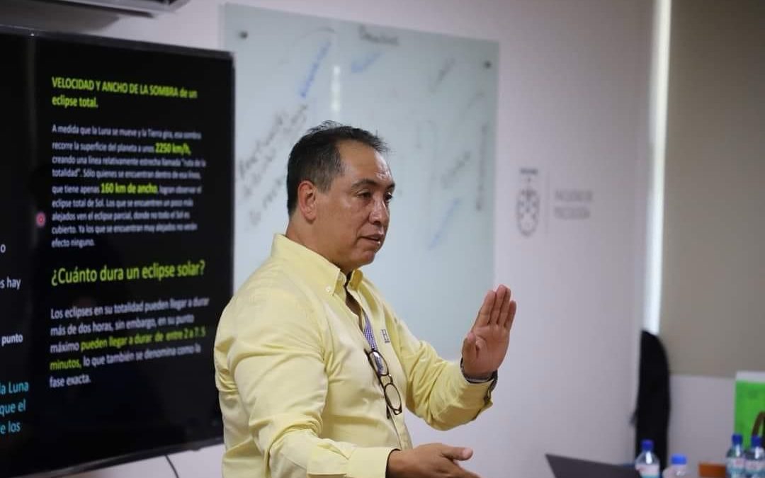 Capacitan a docentes en métodos de observación segura para los alumnos en eclipse solar