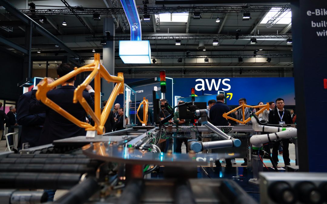 Visita comitiva queretana stand de Amazon Web Services en la Feria Hannover