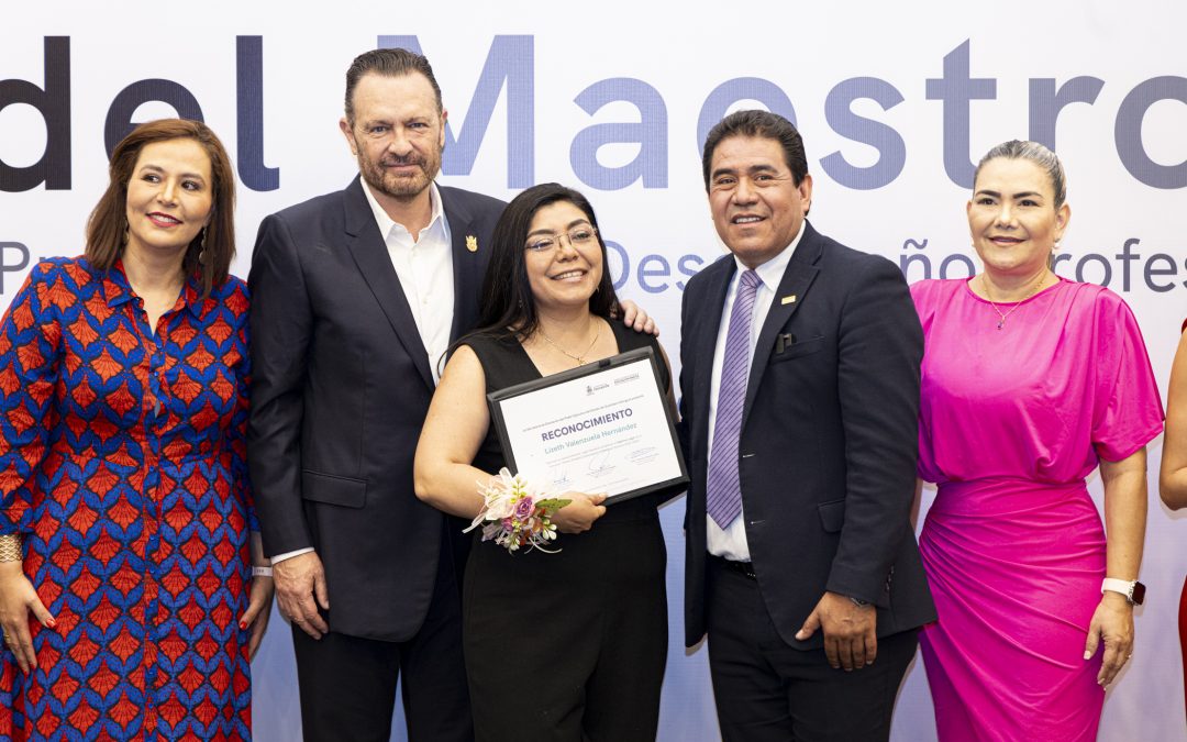SNTE y autoridades educativas reconocen a docentes queretanos