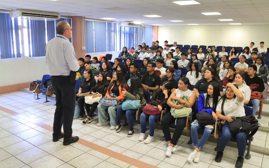 Estudiantes de CECyTEQ realizan estadía pre universitaria en la UTSJR