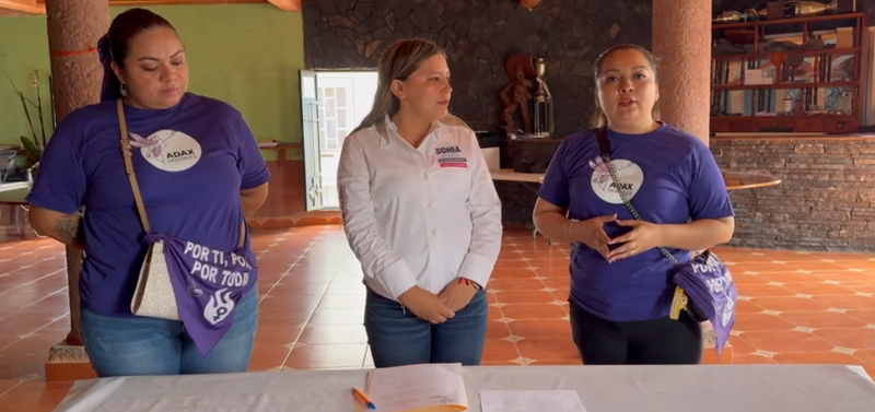 Sonia Ponce  firma convenio con ADAX Digitales A.C. en favor de las mujeres de Landa.