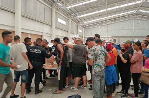 Rescatan en Chicoloapan a más de 200 migrantes abandonados en bodega