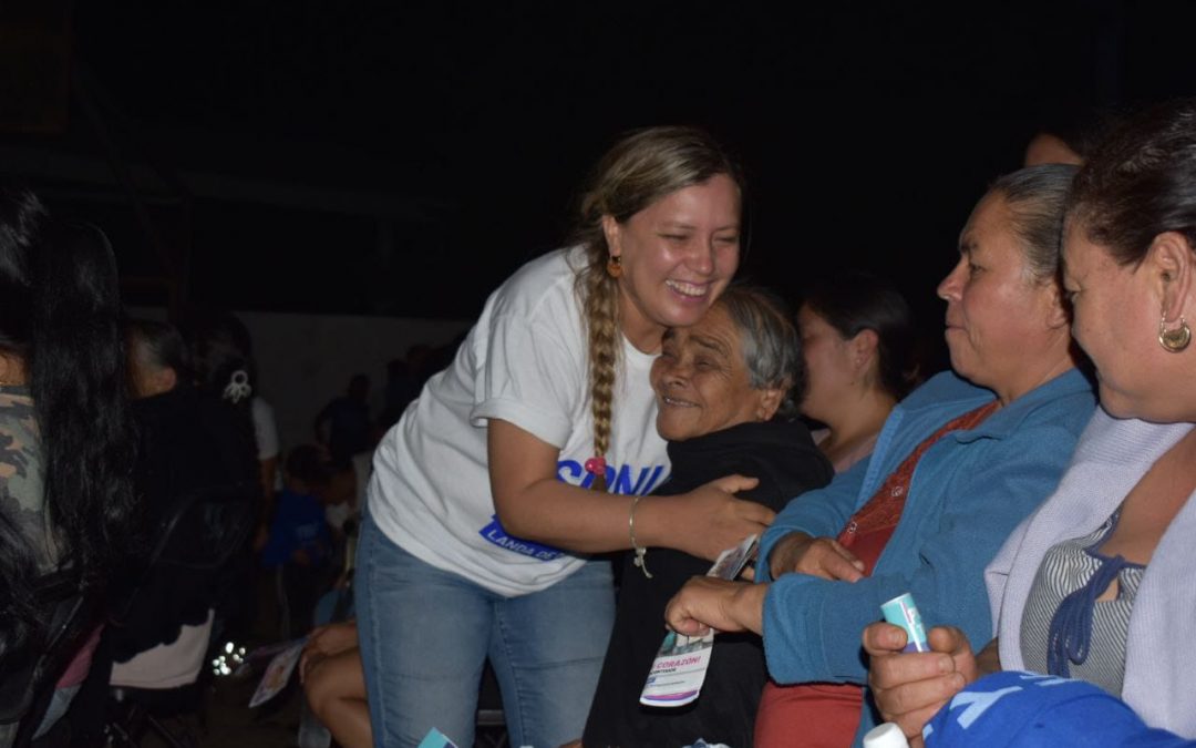 Sonia Ponce recibe amplio respaldo en Pinalito de la Cruz