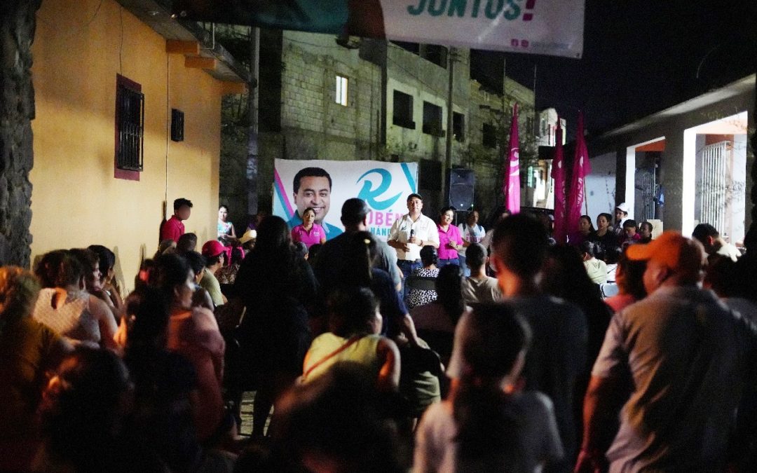 Alumbrado, agua, seguridad y becas, solicitan a Rubén Hernández los vecinos de Col. La Cruz