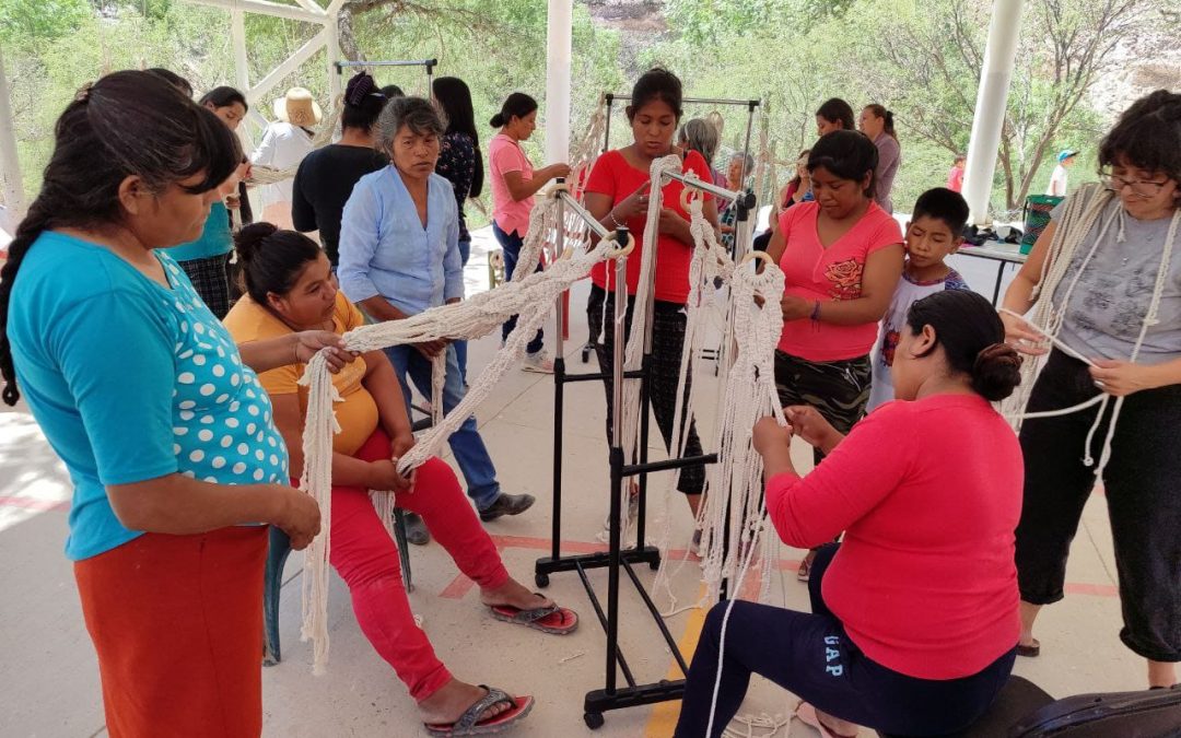 Lleva SEDIF taller de Macramé a mujeres de Peñamiller