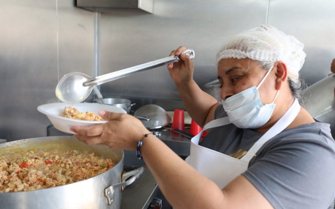 Proporciona SEDIF alimentos gratuitos en los Comedores Móviles