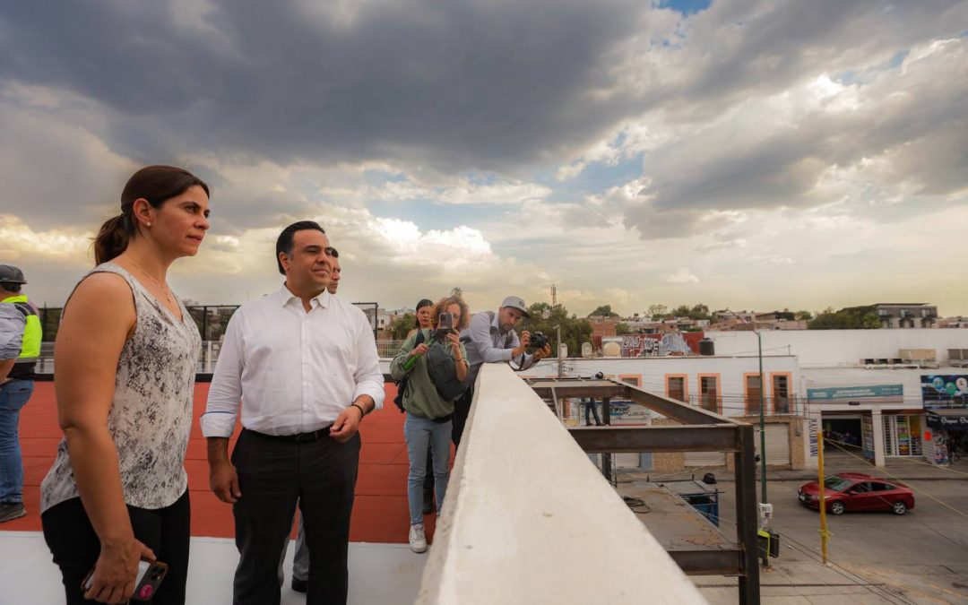 Supervisa Luis Nava últimos detalles del estacionamiento de La Cruz