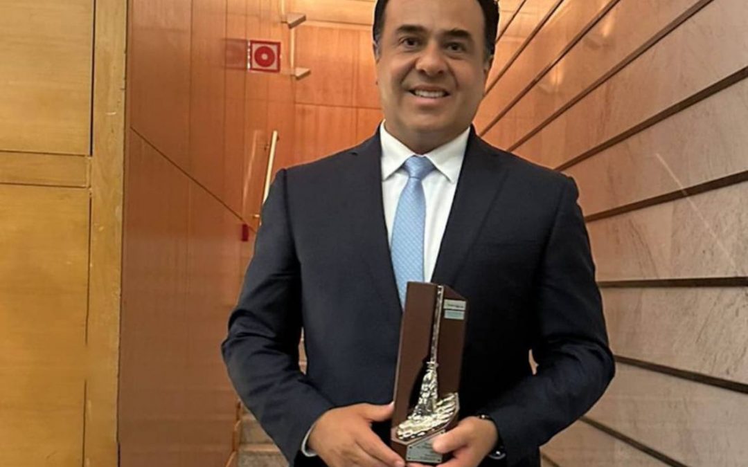 Recibe Luis Nava la Escoba de Platino 2024