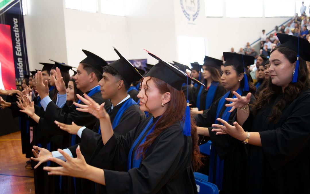 Se gradúan 170 estudiantes de licenciaturas vespertinas de la CBENEQ