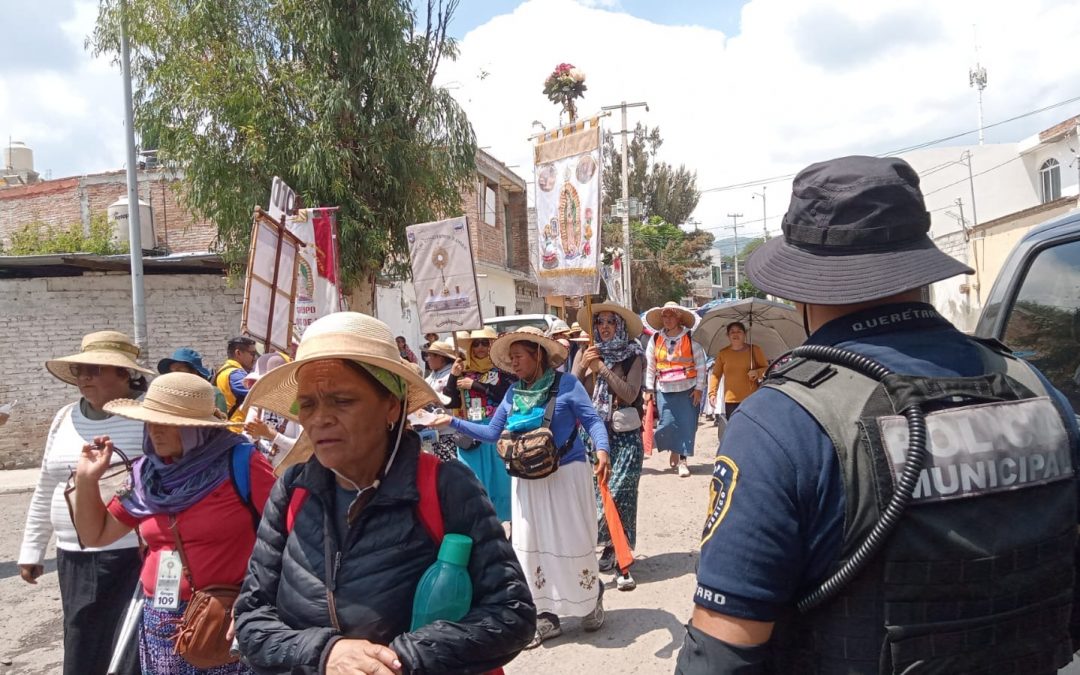 Avanzan columnas de las y los peregrinos por el semidesierto