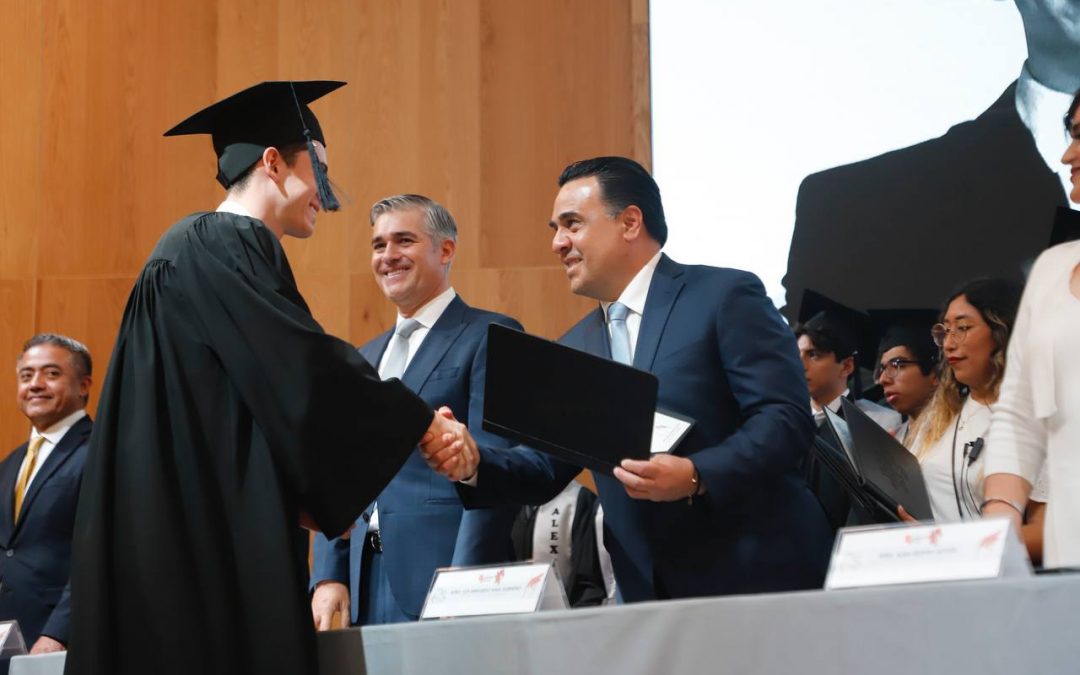 Asiste Luis Nava a Entrega de Diplomas de la 1ra. Generación de la Preparatoria Balmoral Escocés