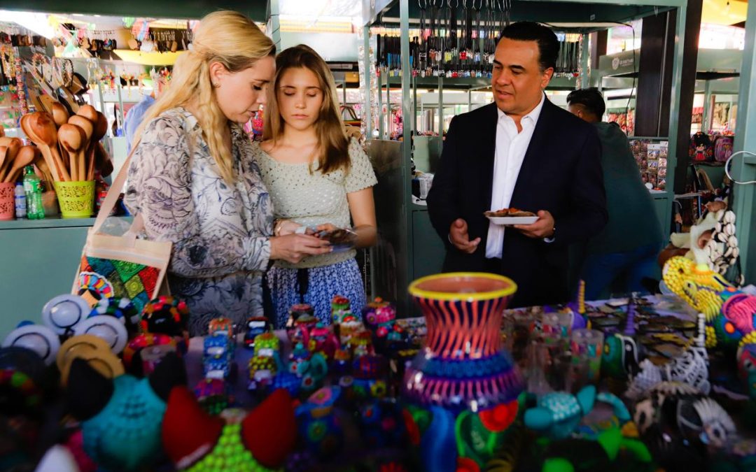 Recorre Luis Nava el Mercado Artesanal Querétaro