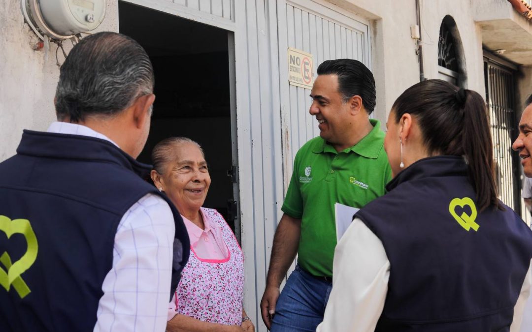 Entregan cheques del Seguro Gratuito de Vivienda