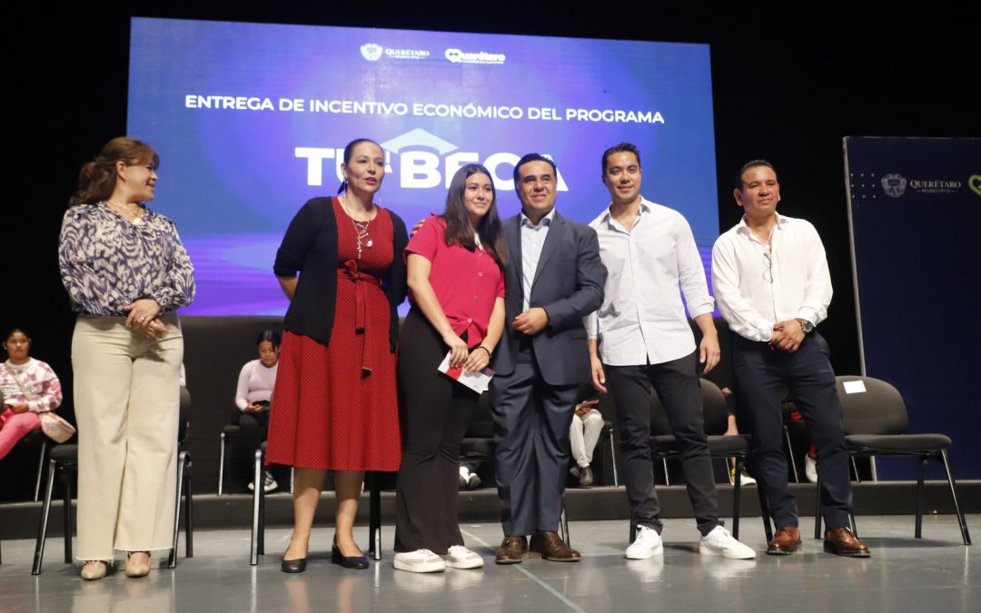 Entrega Luis Nava incentivos económicos del Programa Tu Beca
