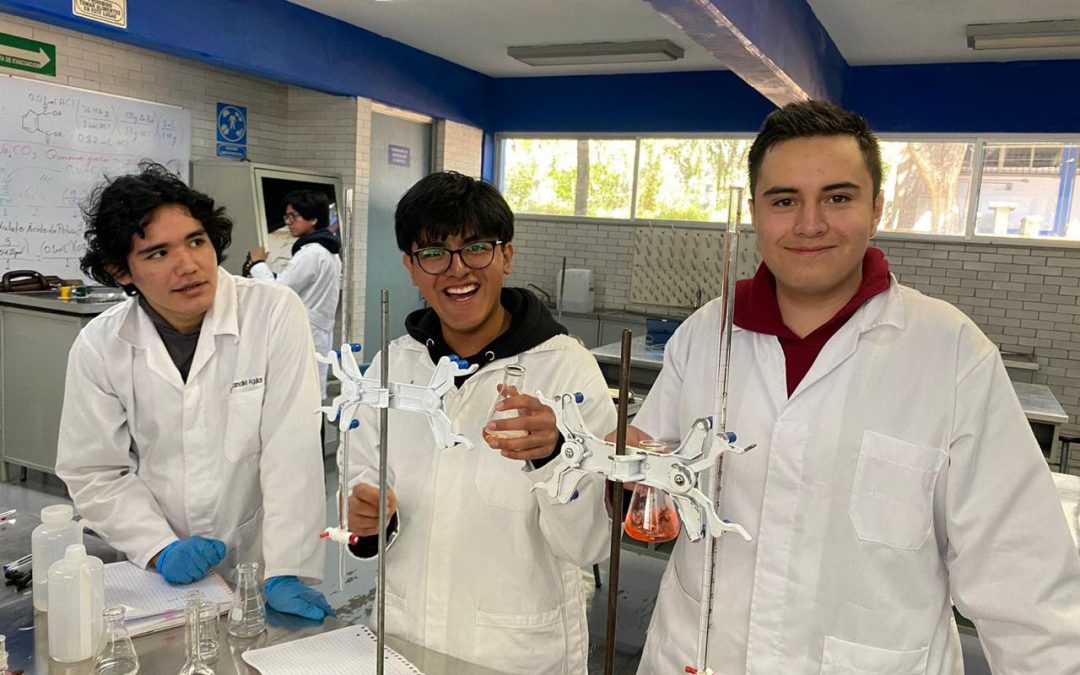 Prepara docente UAQ a estudiante para competir en Arabia Saudita