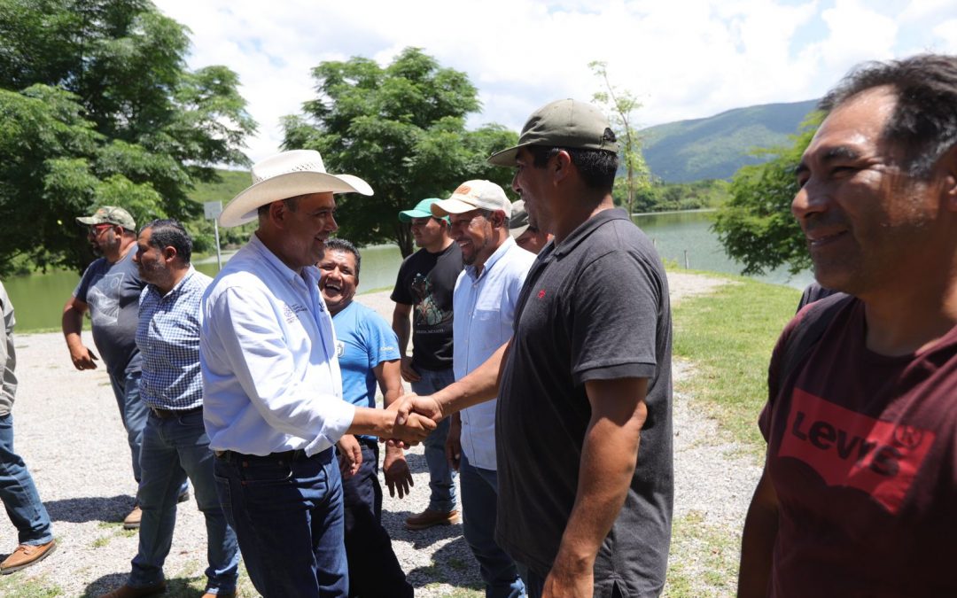 Entrega titular de SEDEA alevines para repoblar la presa Jalpan