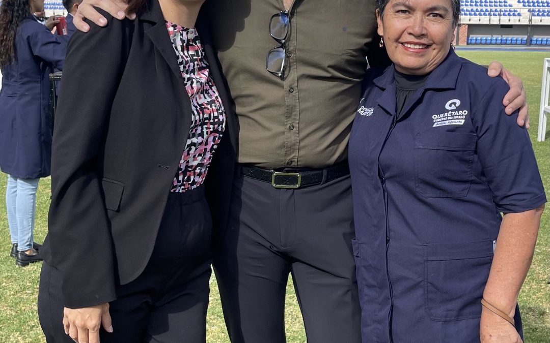 Entrega Oficial Mayor uniformes a trabajadores operativos