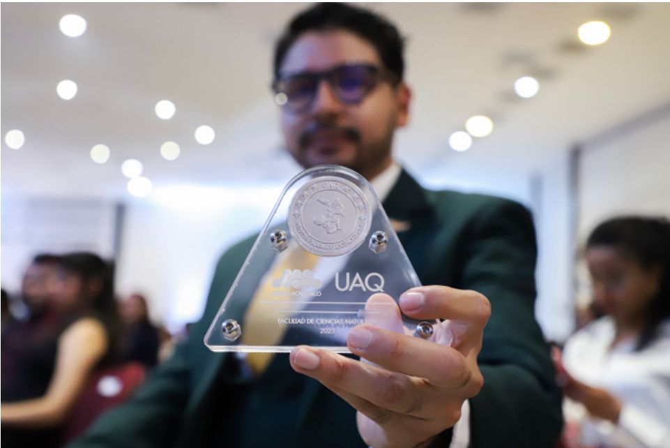Condecora UAQ a mejores promedios de 2023 con la Medalla al Mérito Académico