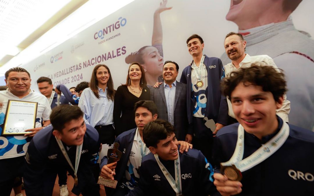 Asiste Luis Nava a inauguración de Centro de Salud y a homenaje a medallistas queretanos