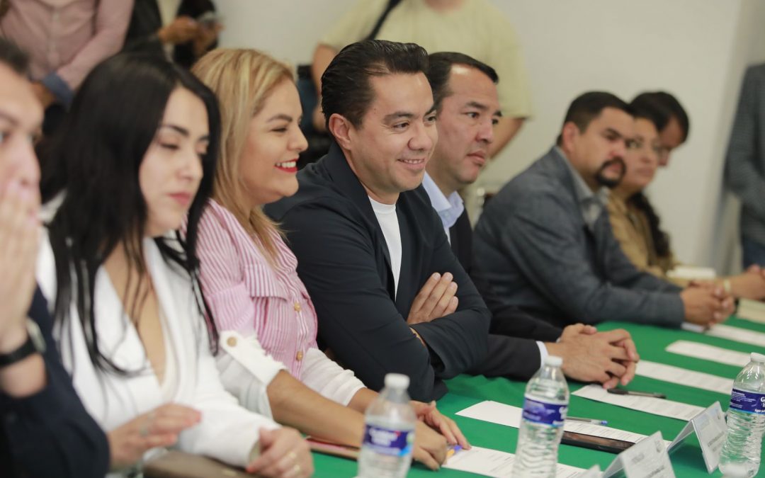 Se reune Felifer Macías con representantes de dependencias federales.