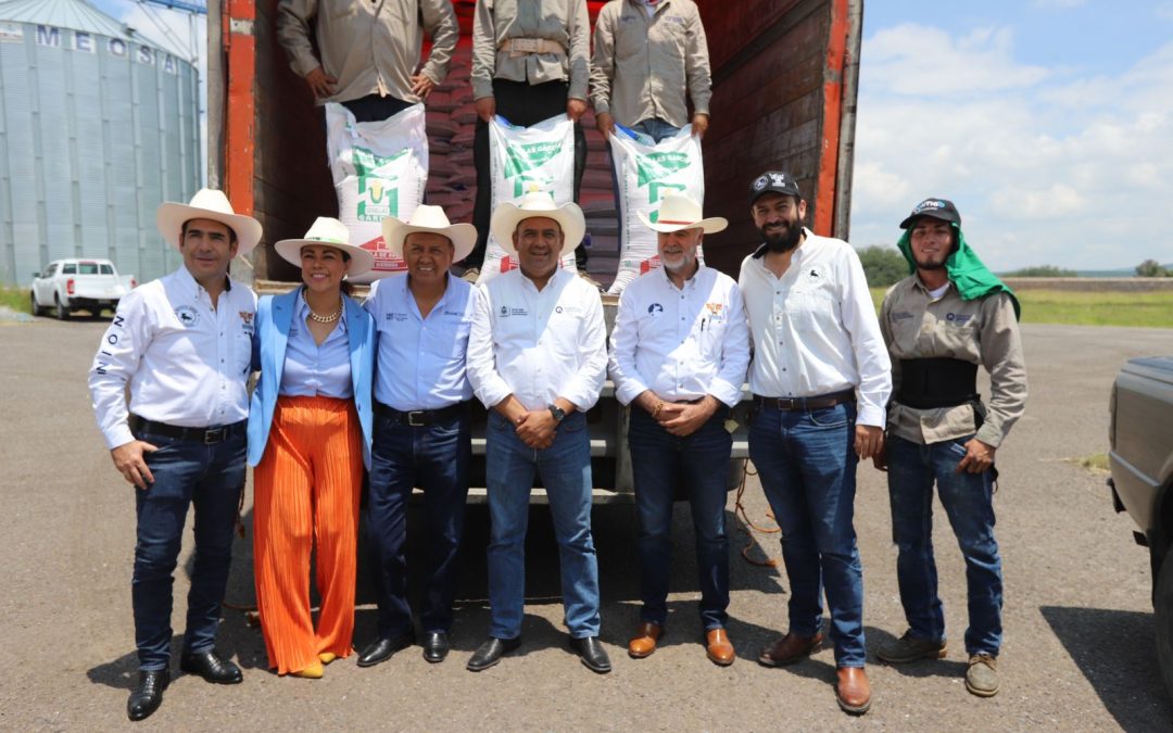 Entrega SEDEA semilla para cultivos forrajeros en Pedro Escobedo y El Marqués