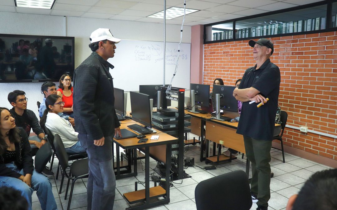 Asistentes extranjeros apoyan enseñanza del inglés en UT San Juan