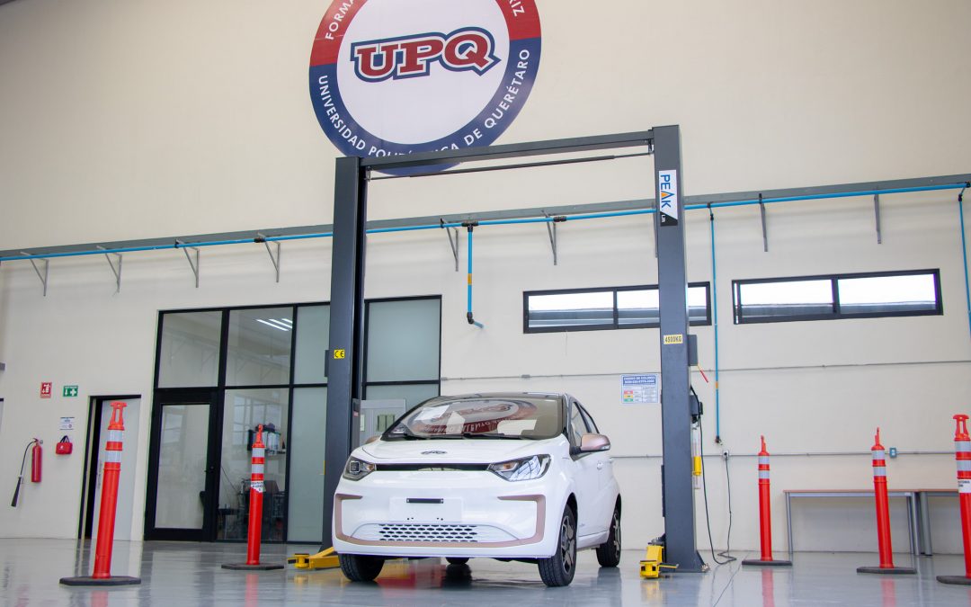 Capacita UPQ a estudiantes con nuevo auto eléctrico