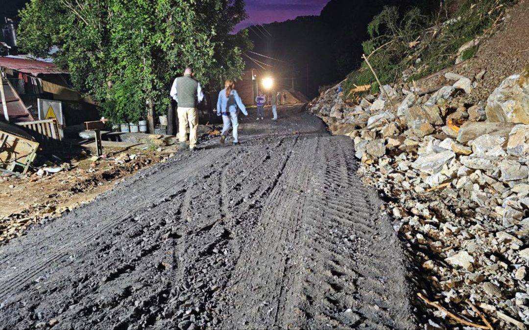 Se abre carril provisional para tránsito vehicular regulado en Pinal de Amoles
