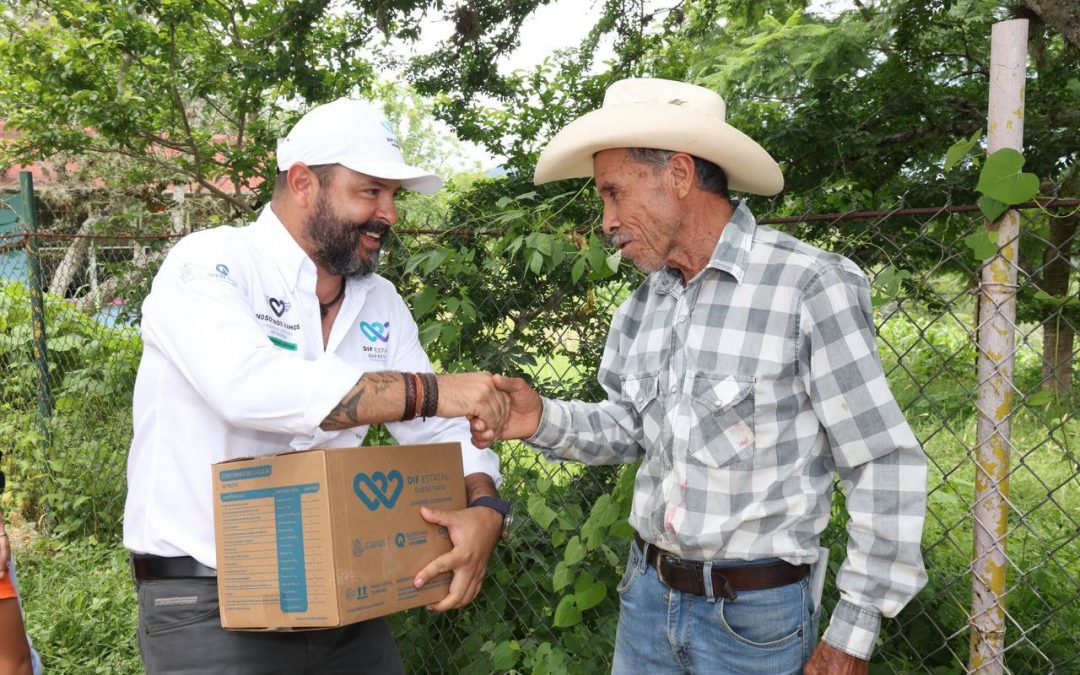 Reciben beneficiarios despensas del SEDIF en Pinal de Amoles y Jalpan de Serra