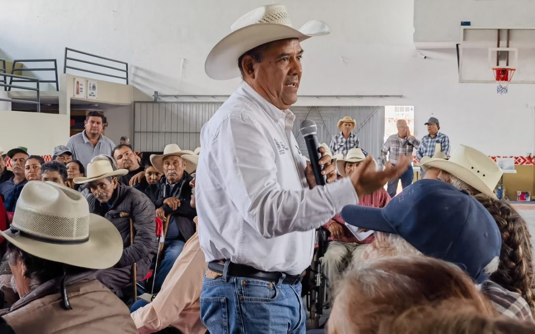 Entrega titular de SEDEA avisos de autorización de apoyo estatal en Amealco