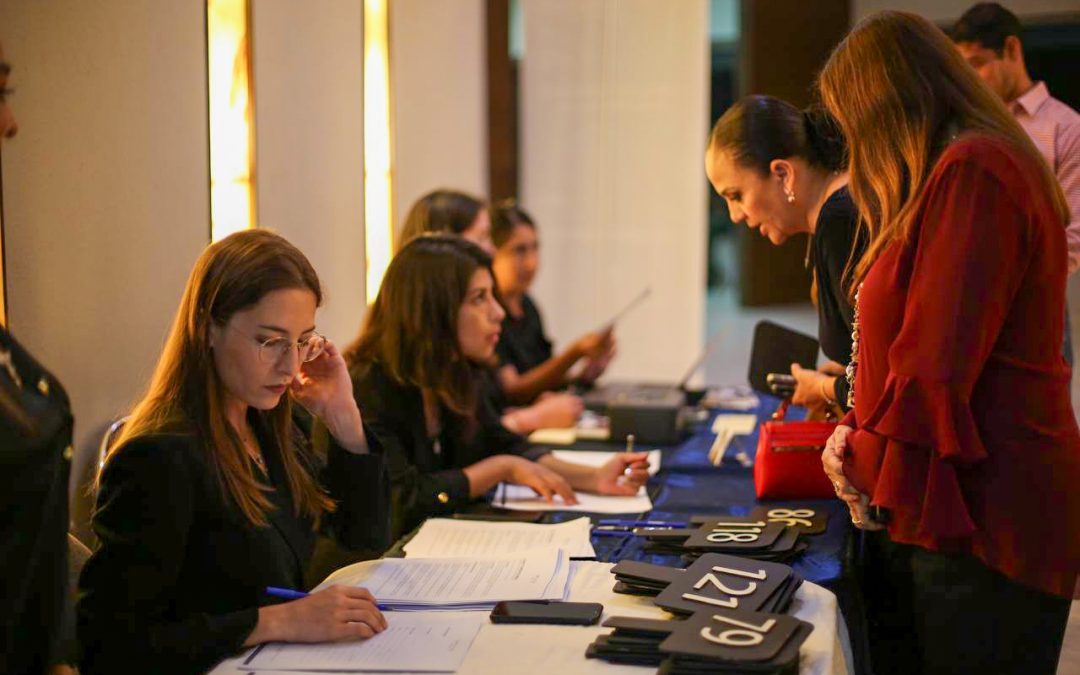 Asiste Car Herrera a subasta a beneficio del SEDIF