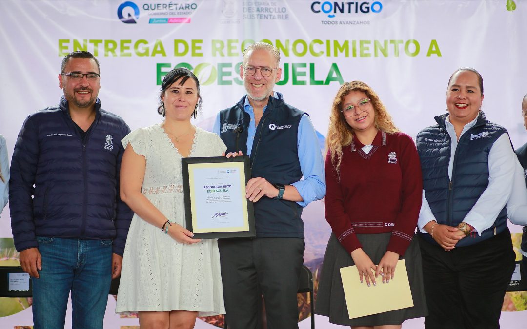 Entrega SEDESU reconocimiento ECOESCUELA al COBAQ 16