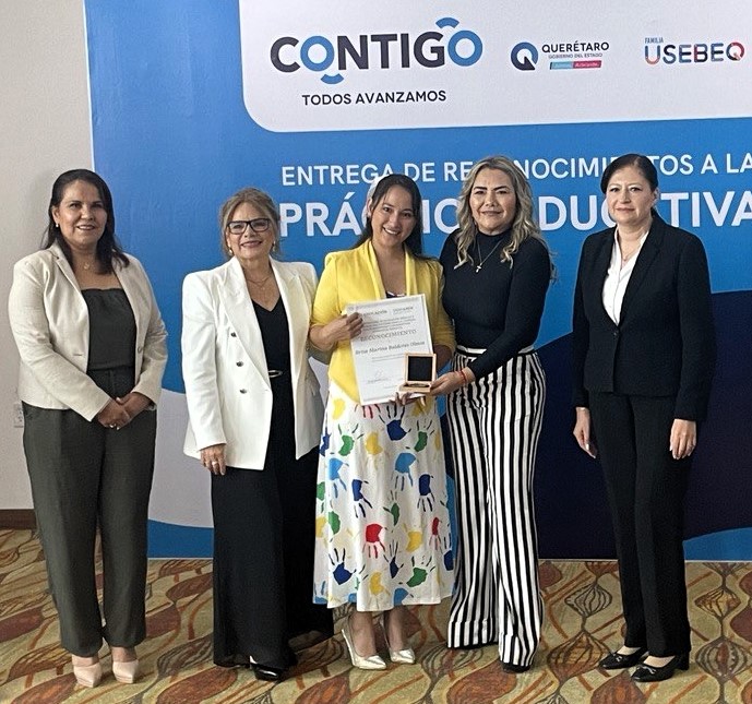 Galardonan a docentes por prácticas educativas exitosas