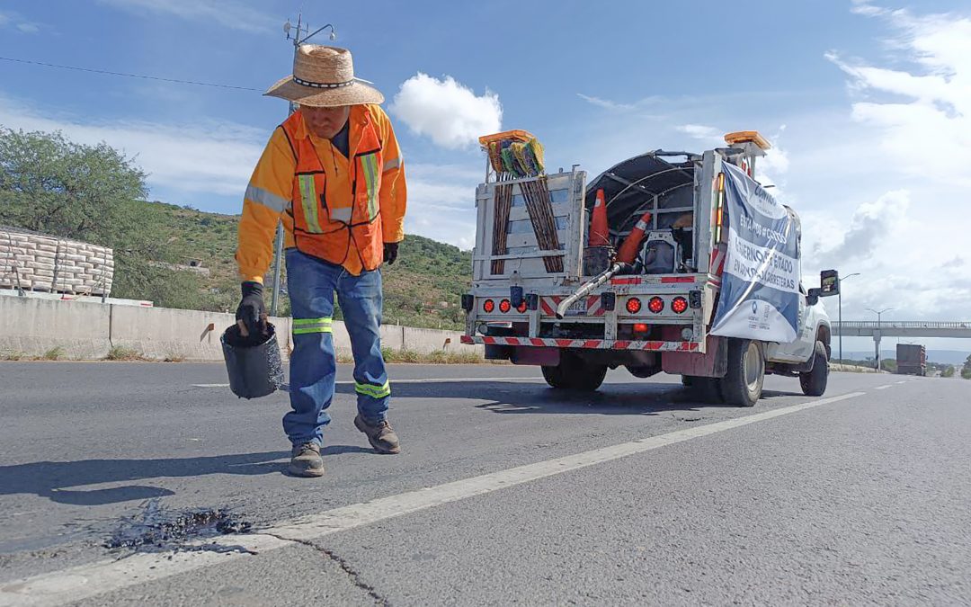 Autoridades estatales realizan el mantenimiento de la Carretera Federal 120